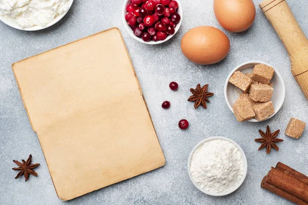 Ingredientes para hornear galletas, cupcakes y pasteles. Alimentos crudos huevos harina azúcar requesón arándanos sobre un fondo gris con espacio para copiar . — Foto de Stock