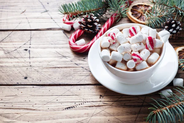 Šálek horké čokolády s marshmallows. Vánoční stromeček a dekorace, třtiny karamel a pomeranče ořechy Dřevěné pozadí kopírovat prostor. — Stock fotografie