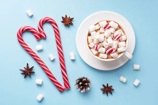 Šálek horké čokolády s marshmallow kakaový prášek a karamel na pastelově modrém pozadí s kopírovacím prostorem. Vánoční zimní koncept. — Stock fotografie