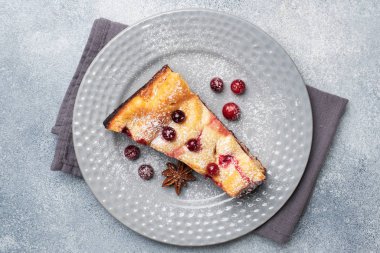 Yaban mersinli, tarçınlı ve anason soslu süzme peynirli güveç. Gri beton arka plan. Boşluğu kopyala.