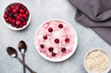 Yoğurt reçeli ve yaban mersinli süzme peynir tatlısı. Gri beton masa. Sağlıklı yararlı kahvaltı kavramı. Boşluğu kopyala.
