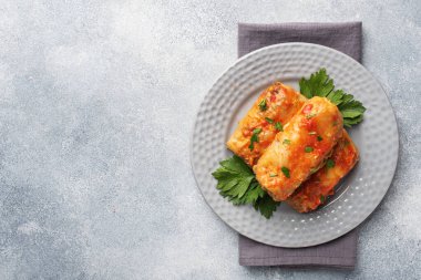 Tabakta sığır eti, pirinç ve sebzeli lahana ruloları. Lahana dolması ve et. Gri beton tablo Boşluğu kopyala.