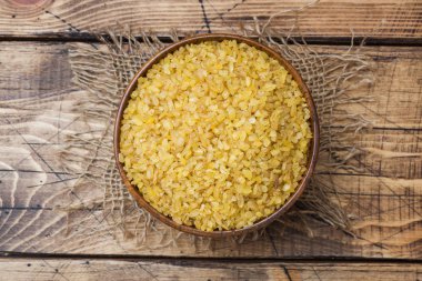 Geleneksel Türk kuru çiğ bulgur gevreği ahşap kasede.