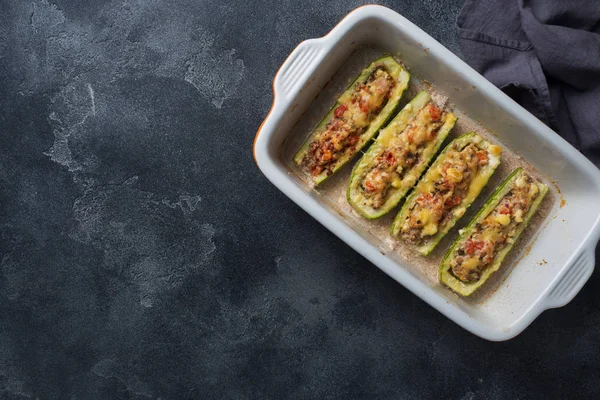Bakade fyllda zucchini båtar med malet kyckling svamp och grönsaker med ost på ett bakblad. Ovanifrån Kopiera utrymme — Stockfoto