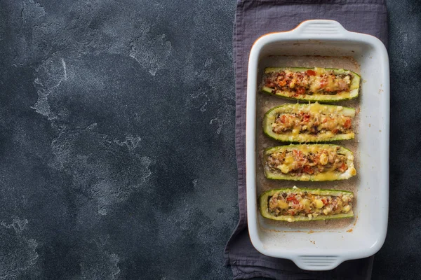 Barche di zucchine ripiene al forno con funghi di pollo macinati e verdure con formaggio su una teglia da forno. Vista dall'alto Copia spazio — Foto Stock