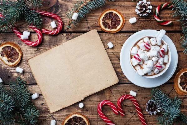 스웨터를 입은 남자의 손에 마시멜로를 든 핫초코 한 잔. 크리스마스 트리와 장식, 사탕수수 캐러멜 과 오렌지 견과 나무 배경 복사 공간. 새해 선물. — 스톡 사진