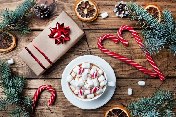 Egy csésze forró csokit mályvacukorral. Karácsonyfa és dekorációk, cukornád karamell és narancs dió Fa háttér fénymásolás. Újévi ajándék. — Stock Fotó