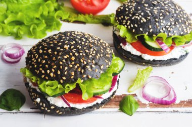 Süzme peynir krema ve sebze ile Vejetaryen Burger.