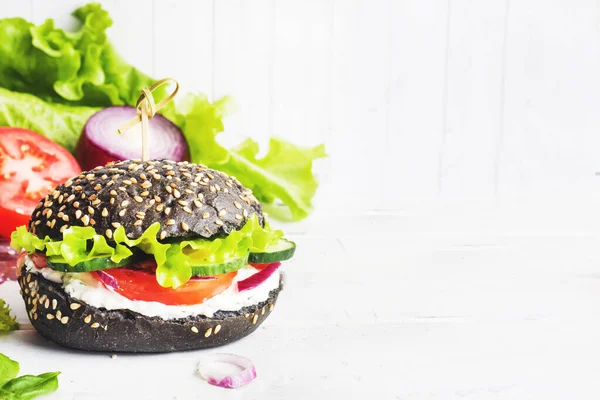 Wegetariański Burger z twarożkiem i warzywami. Kopiuj przestrzeń — Zdjęcie stockowe