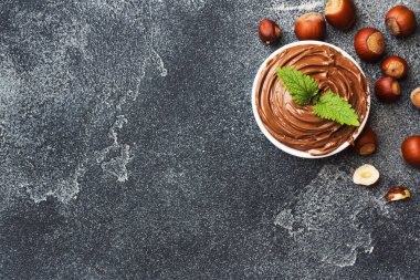 Fındık fındık ile koyu beton arka plan üzerinde bir tabakta Nougat fındık çikolata. Kahvaltı Kavramı. Kopyalama alanı.