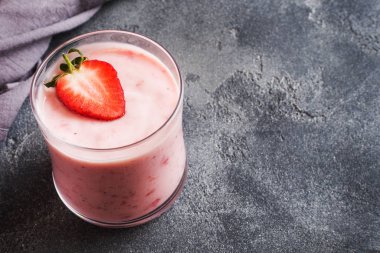 Koyu beton arka plan üzerinde gözlük taze çilek ile ev yapımı yoğurt. Seçici odak. Kopyalama alanı.