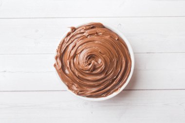 Beyaz bir arka plan üzerinde bir tabakta Nougat fındık çikolata. Seçici odaklama.