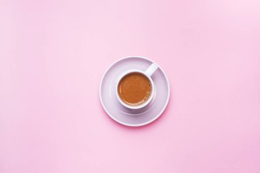 Pembe arka planda fotokopi alanı olan bir fincan kahve. Üst Manzara. minimalizm.