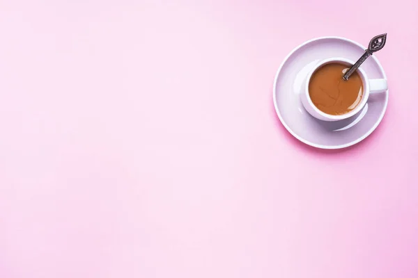 Una taza de café sobre un fondo rosa con espacio para copiar. Vista superior. minimalismo . — Foto de Stock