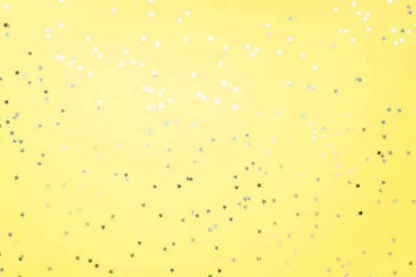 Guld konfetti stjärnor och band på en gul bakgrund. Kopiera utrymme Flat låg. Gratulationskort till födelsedagskalas, Julbröllopsmors dag. — Stockfoto