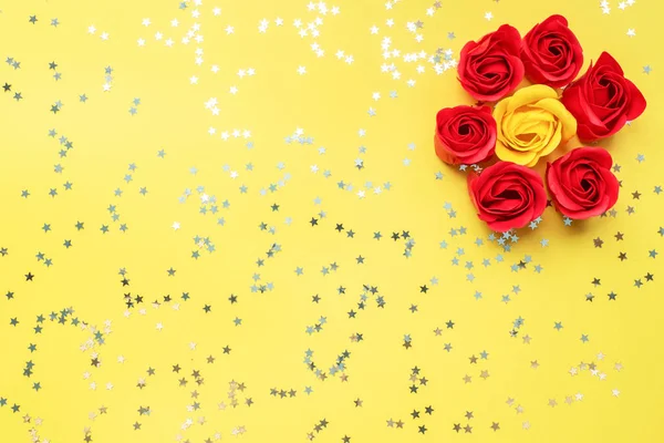 红色和黄色的玫瑰芽在黄色的背景上. 情人节的概念，婚礼的浪漫。 平面布局复制空间. — 图库照片