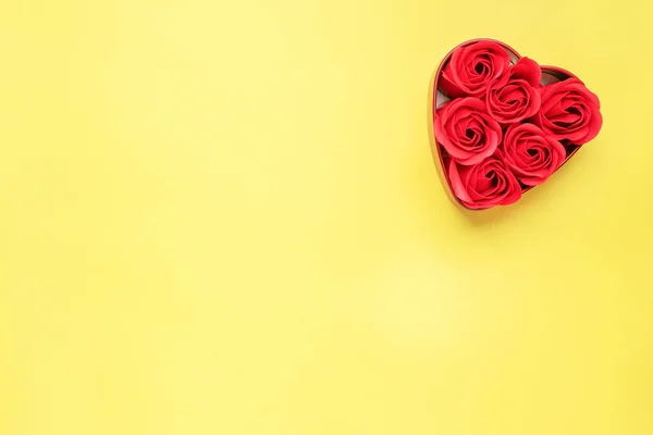 Κόκκινο τριαντάφυλλο λουλούδια σε σχήμα καρδιάς σε κίτρινο φόντο.he έννοια της ημέρας του Αγίου Βαλεντίνου, γάμο ειδύλλιο. Επίπεδος χώρος αντιγραφής. — Φωτογραφία Αρχείου