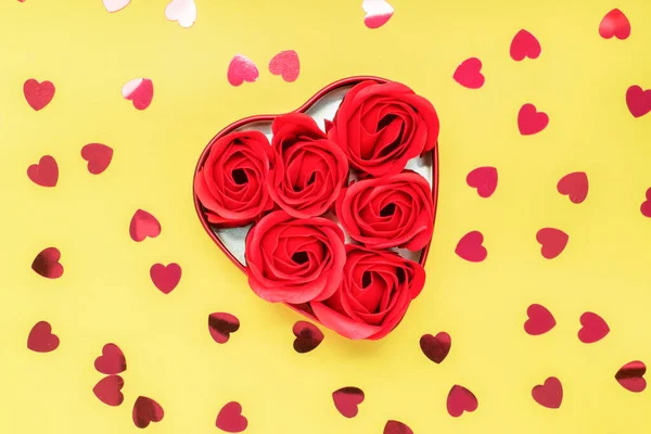红色的玫瑰在黄色的背景上以心形绽放。情人节的概念，婚礼的浪漫。 平面布局复制空间. — 图库照片