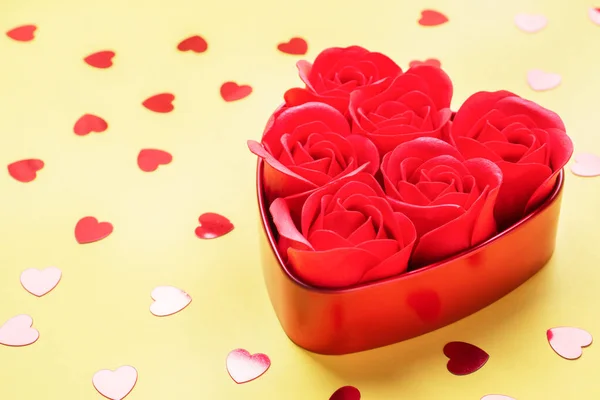 Flores vermelhas rosa na forma de um coração em um fundo amarelo.he conceito do Dia dos Namorados, romance de casamento. Espaço de cópia . — Fotografia de Stock