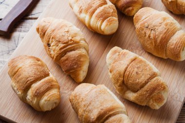 Ahşap arka planda çikolata dolgulu kruvasan. Kopyalama alanı.