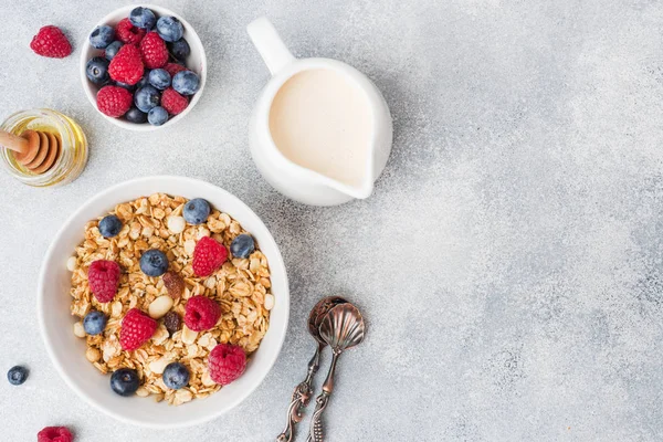 Zdrowe śniadanie. Świeże Granola, musli z jogurtem i jagód na szarym tle. Kopiuj przestrzeń — Zdjęcie stockowe
