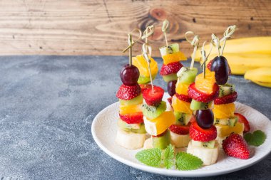 Şişlerde taze meyve. Bir yaz partisi için konsept büfe. Kopyalama alanı