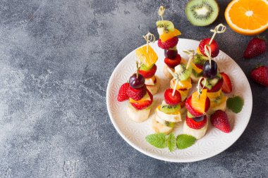 Şişlerde taze meyve. Bir yaz partisi için konsept büfe. Kopyalama alanı