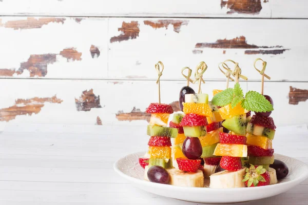 Fruta fresca em espetos. Conceito buffet para uma festa de verão. Espaço de cópia — Fotografia de Stock