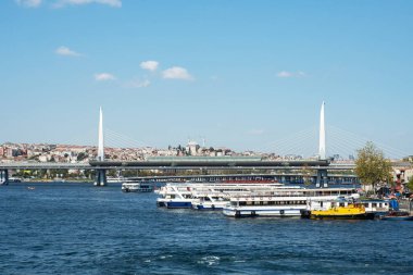 İstanbul, Türkiye - 05 Eylül 2019: İstanbul 'un tarihi merkezinin panoramik görünümü, İstanbul Boğazı' nın kıyısında mimari
