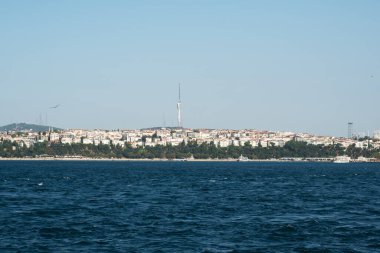 İstanbul, Türkiye - 05 Eylül 2019: İstanbul 'un tarihi merkezinin panoramik görünümü, İstanbul Boğazı' nın kıyısında mimari