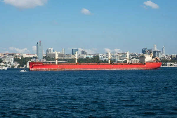 İstanbul, Türkiye - 04 Eylül 2019: İstanbul Boğazı 'ndan yük sanayi tankerleri geçiyor,
