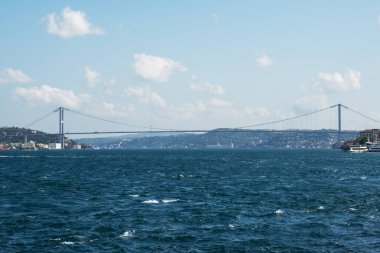 İstanbul, Türkiye - 05 Eylül 2019: İstanbul Boğazı üzerindeki büyük köprü