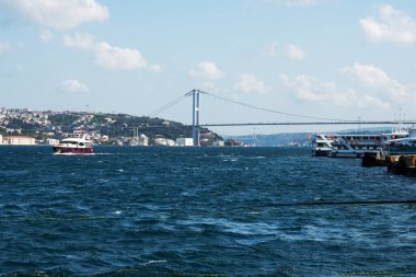 İstanbul, Türkiye - 05 Eylül 2019: İstanbul Boğazı üzerindeki büyük köprü