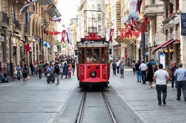 İstanbul, Türkiye - 05 Eylül 2019: İstanbul 'da Taksim Meydanı' ndaki kırmızı vintage tramvay.