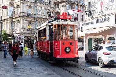 İstanbul, Türkiye - 05 Eylül 2019: İstanbul 'da Taksim Meydanı' ndaki kırmızı vintage tramvay.