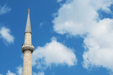 Ayasofya 'nın minaresi bulutlu mavi gökyüzüne karşı. İstanbul Türkiye.