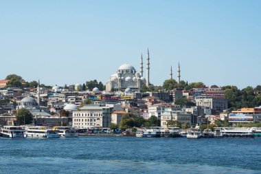İstanbul, Türkiye - 05 Eylül 2019: İstanbul 'un tarihi merkezinin panoramik görünümü, İstanbul Boğazı' nın kıyısında mimari