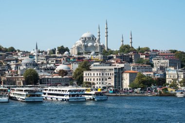 İstanbul, Türkiye - 05 Eylül 2019: İstanbul 'un tarihi merkezinin panoramik görünümü, İstanbul Boğazı' nın kıyısında mimari