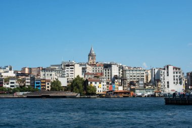 İstanbul, Türkiye - 05 Eylül 2019: İstanbul 'un tarihi merkezinin panoramik görünümü, İstanbul Boğazı' nın kıyısında mimari