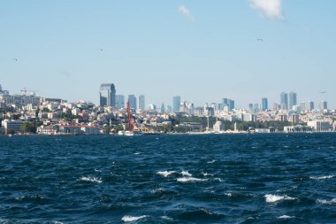 İstanbul, Türkiye - 05 Eylül 2019: İstanbul 'un tarihi merkezinin panoramik görünümü, İstanbul Boğazı' nın kıyısında mimari