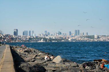 İstanbul, Türkiye - 05 Eylül 2019: İstanbul 'un tarihi merkezinin panoramik görünümü, İstanbul Boğazı' nın kıyısında mimari