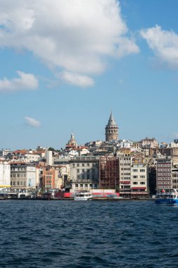 İstanbul, Türkiye - 05 Eylül 2019: İstanbul 'un tarihi merkezinin panoramik görünümü, İstanbul Boğazı' nın kıyısında mimari