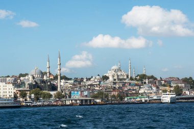 İstanbul, Türkiye - 05 Eylül 2019: İstanbul 'un tarihi merkezinin panoramik görünümü, İstanbul Boğazı' nın kıyısında mimari