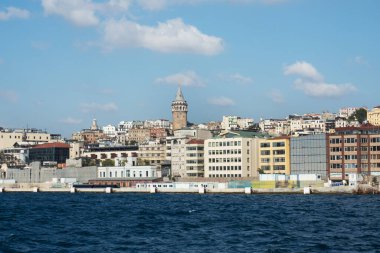 İstanbul, Türkiye - 05 Eylül 2019: İstanbul 'un tarihi merkezinin panoramik görünümü, İstanbul Boğazı' nın kıyısında mimari