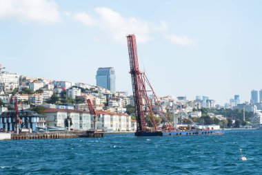 İstanbul, Türkiye - 05 Eylül 2019: İstanbul 'un tarihi merkezinin panoramik görünümü, İstanbul Boğazı' nın kıyısında mimari
