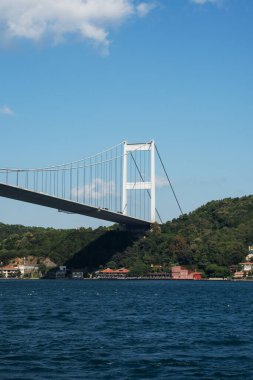 İstanbul, Türkiye - 05 Eylül 2019: İstanbul Boğazı üzerindeki büyük köprü