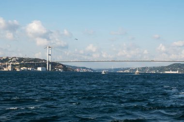 İstanbul, Türkiye - 05 Eylül 2019: İstanbul Boğazı üzerindeki büyük köprü