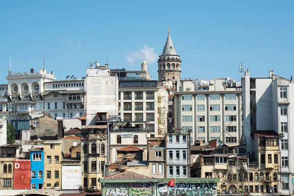 İstanbul, Türkiye - 05 Eylül 2019: İstanbul 'un tarihi merkezinin panoramik görünümü, İstanbul Boğazı' nın kıyısında mimari
