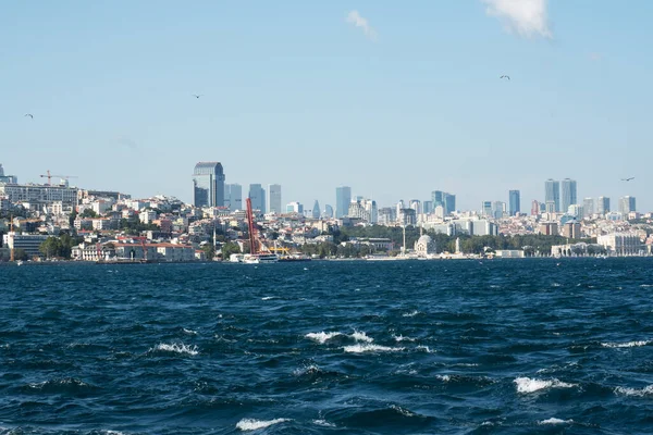 İstanbul, Türkiye - 05 Eylül 2019: İstanbul 'un tarihi merkezinin panoramik görünümü, İstanbul Boğazı' nın kıyısında mimari