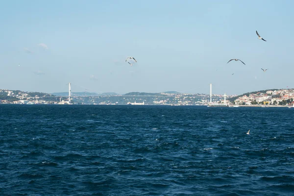 İstanbul, Türkiye - 05 Eylül 2019: İstanbul Boğazı üzerindeki büyük köprü